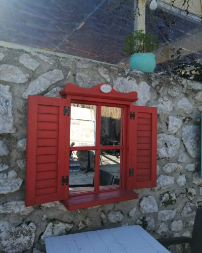 Nar-Kırmızı Panjurlu Dekoratif Duvar Penceresi